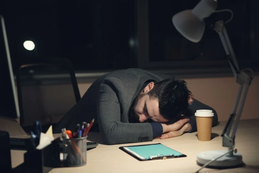 야근 후 창밖을 보는 직장인